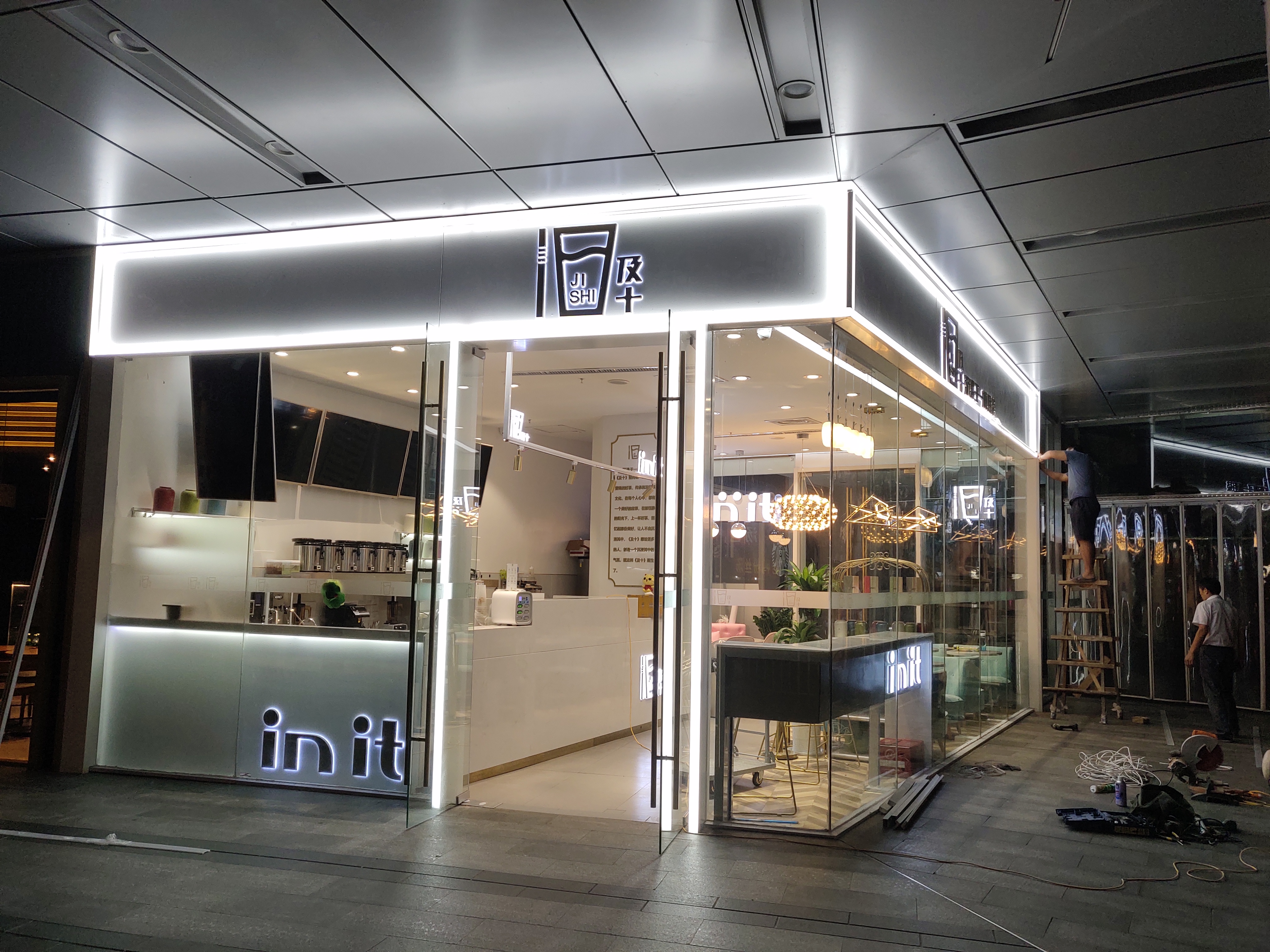 高端大气的汽车用品展示柜