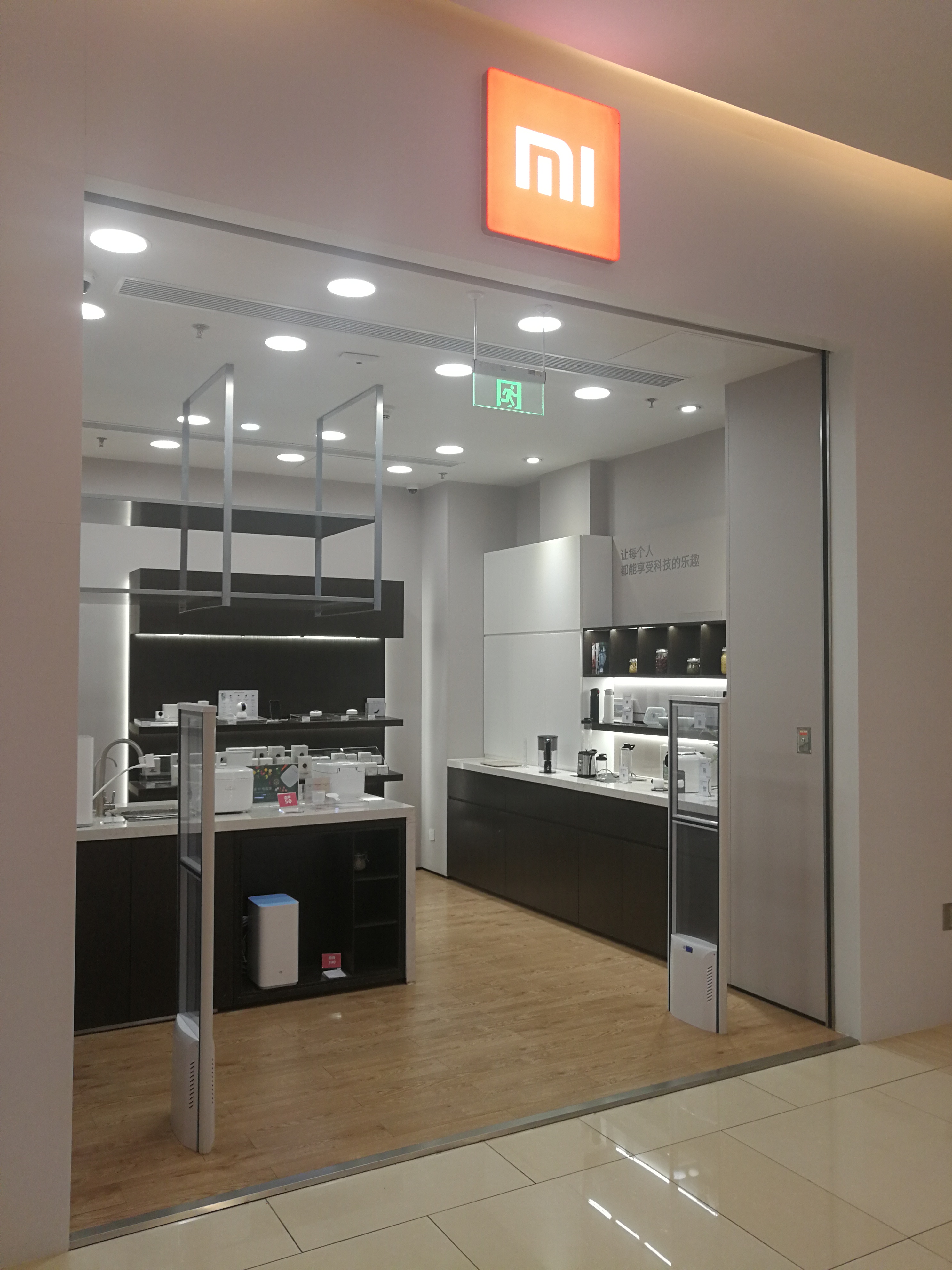 高端大气的汽车用品展示柜